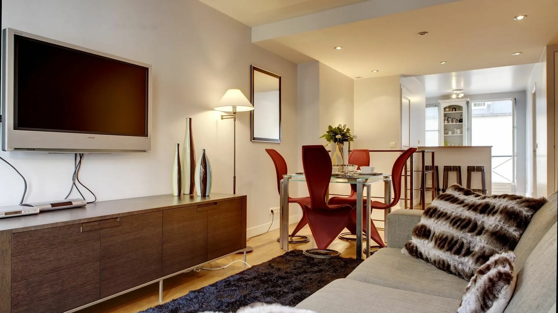 Europea - Montaigne Apartment