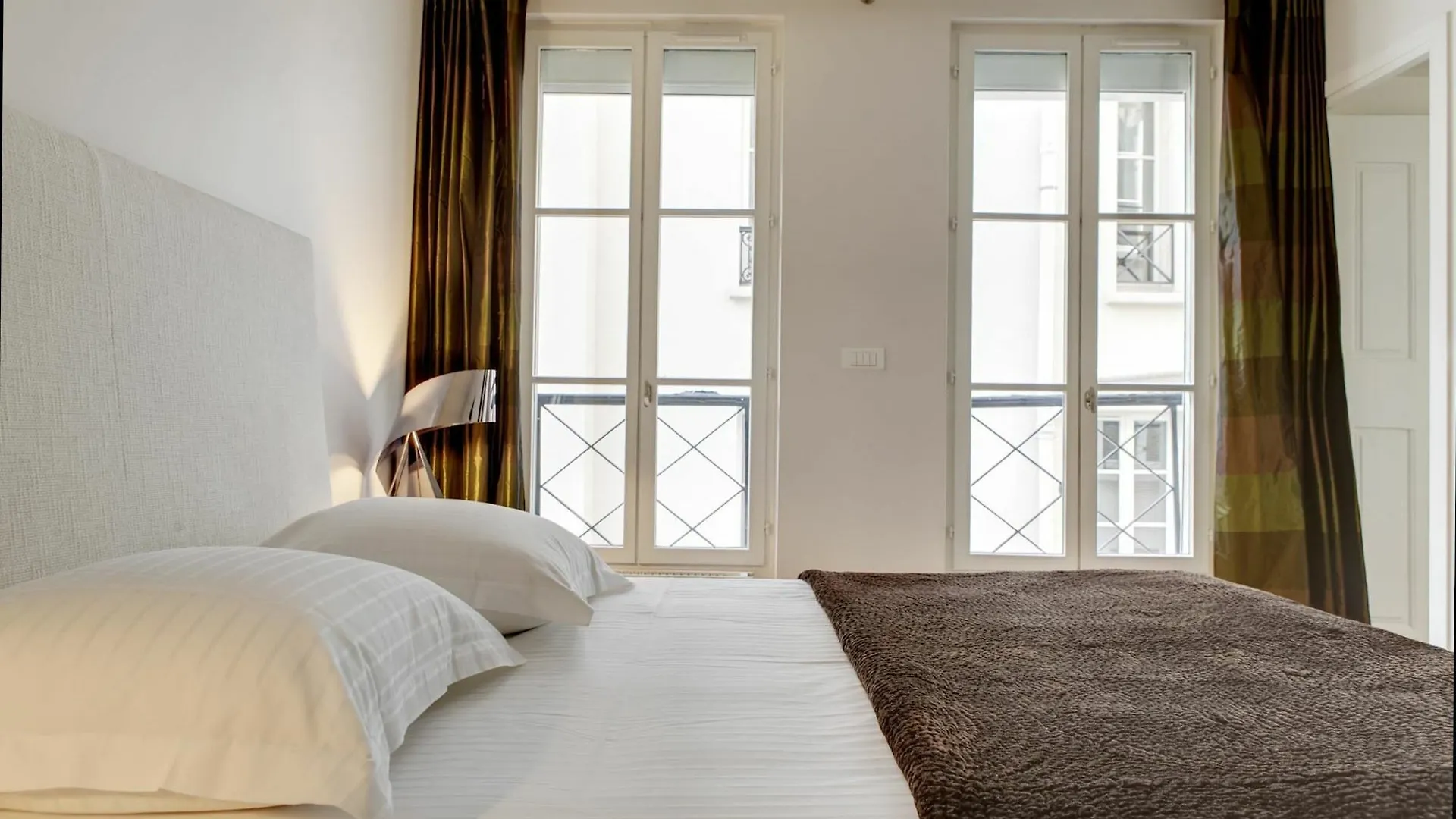Apartment Europea - Montaigne Paris