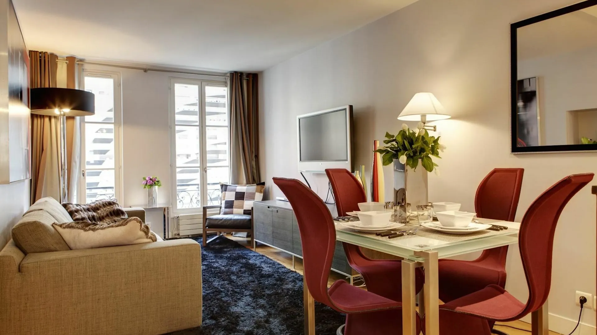 Apartment Europea - Montaigne Paris